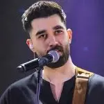 دانلود آهنگ ببین الان تو چیکار کردی که تو هر جمعی برم تنهام از علی یاسینی